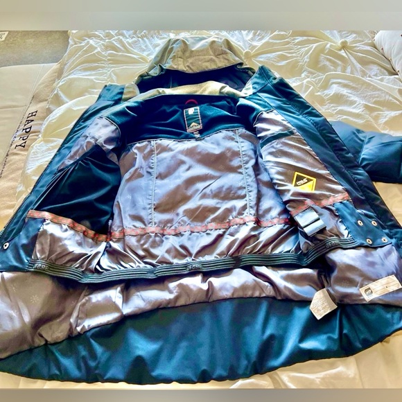 SOLD! Orage insulated snowboard, winter coat. Brand new with tags - Picture 15 of 16
